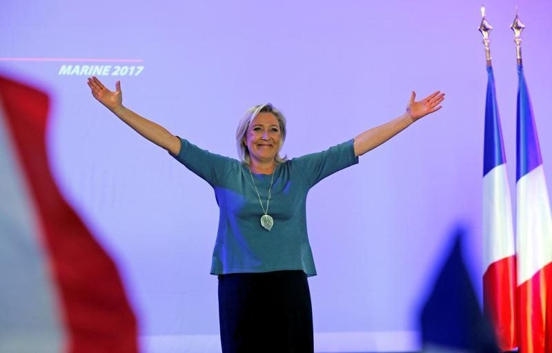 © Reuters. MARINE LE PEN SE VOIT REMPORTER LA PRÉSIDENTIELLE EN 2017