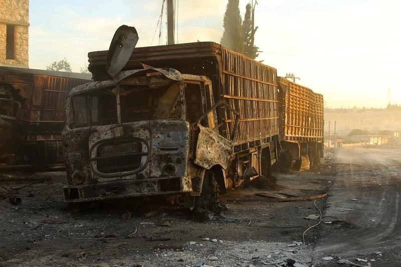 © Reuters. Caminhão de ajuda humanitária destruído após ataque aéreo em Urm al-Kubra, na Síria