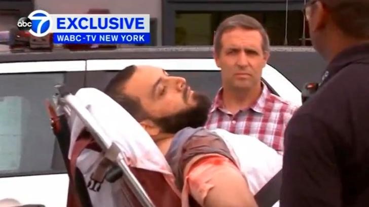 © Reuters. Imagem capturada de vídeo da emissora WABC mostra homem que seria Ahmad Khan Rahami em uma maca após troca de tiros com a polícia