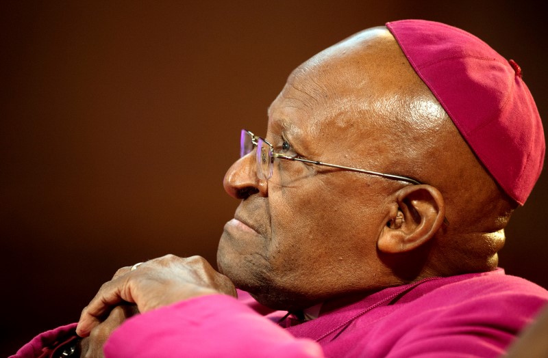 © Reuters. File photo of former Anglican archbishop of Cape Town Desmond Tutu at the Guildhall in central London
