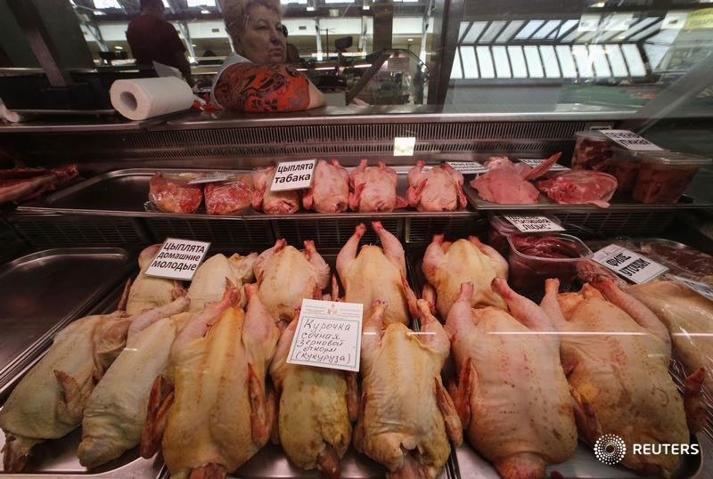 © Reuters. Курица на рынке в Санкт-Петербурге