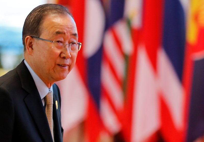 © Reuters. United Nations Secretary General Ban Ki-moon arrives to attend ASEAN Summit in Vientiane
