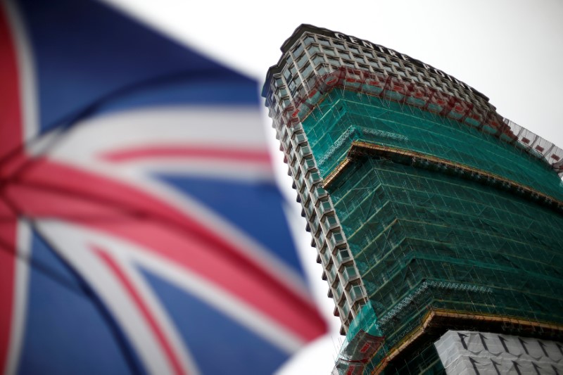 © Reuters. Centre Point, an iconic post war building in the middle of the capital's commercial district, is clad in scaffolding as it undergoes a makeover, in London