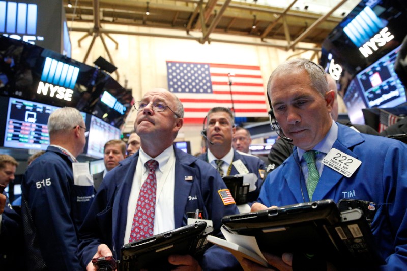 © Reuters. Traders work on the floor of the NYSE