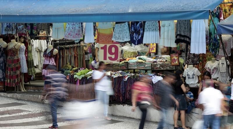 © Reuters. People walk in front of a store on a commercial street in downtown Sao Paulo