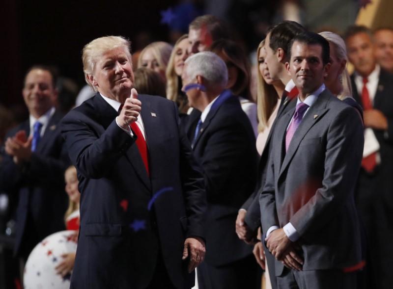 © Reuters. Republican presidential nominee Donald Trump gives a thumbs-up as his son Donald Trump Jr. watches at the conclusion of the Republican National Convention in Cleveland