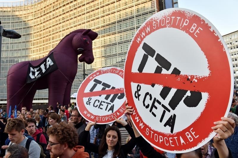 © Reuters. Thousand of people demonstrate against TTIP and CETA in the centre of Brussels