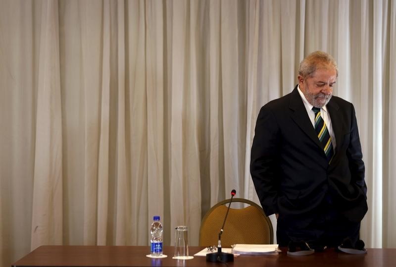 © Reuters. Former Brazilian President Lula da Silva arrives to a news conference with international media in Sao Paulo