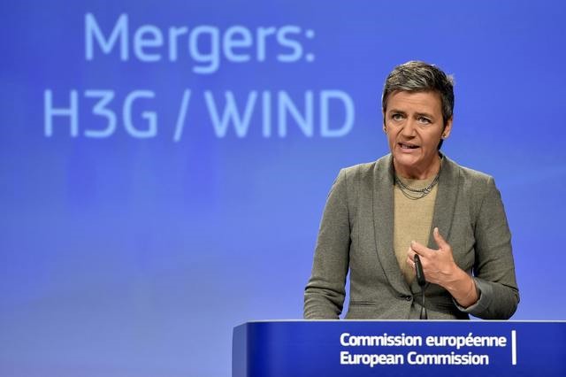 © Reuters. European Competition Commissioner Vestager gestures during news conference in Brussels