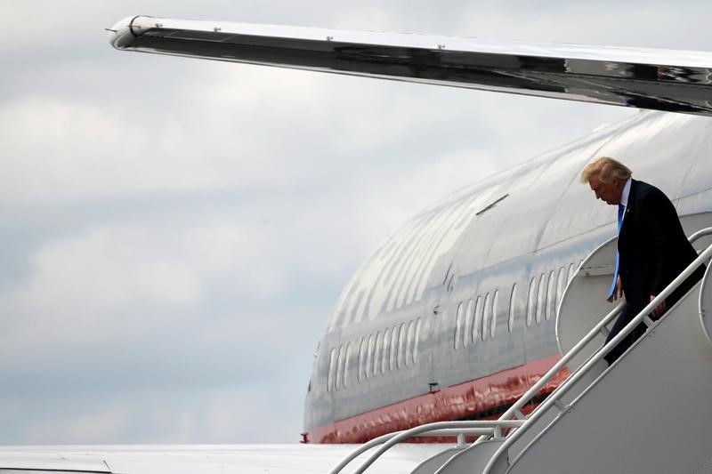 © Reuters. Republican presidential nominee Donald Trump arrives aboard his plane in Greensboro, North Carolina