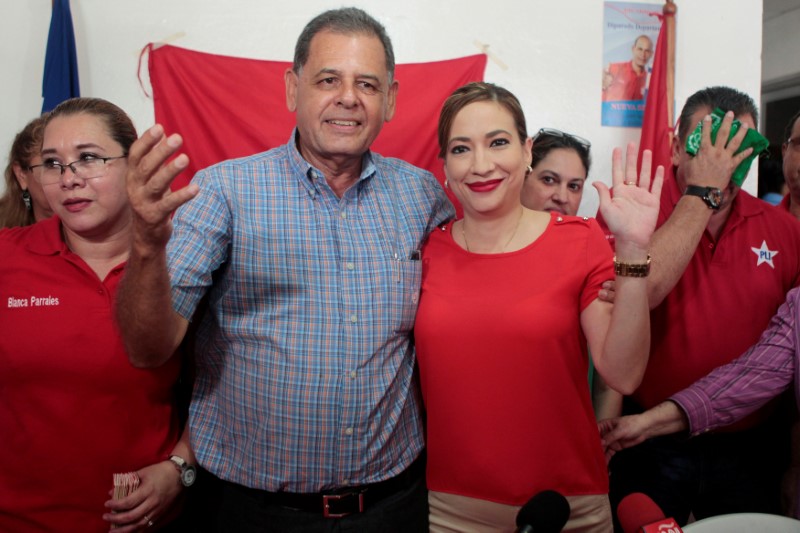 © Reuters. Nicaragua's Liberal Independent Party presidential candidate Jose del Carmen Alvarado and vice presidential candidate Yadira Rios pose for a picture in Managua