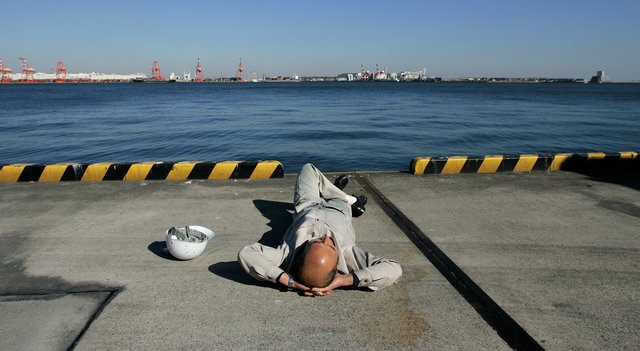 © Reuters. A worker takes a break at a container yard at Ooi Wharf in Tokyo