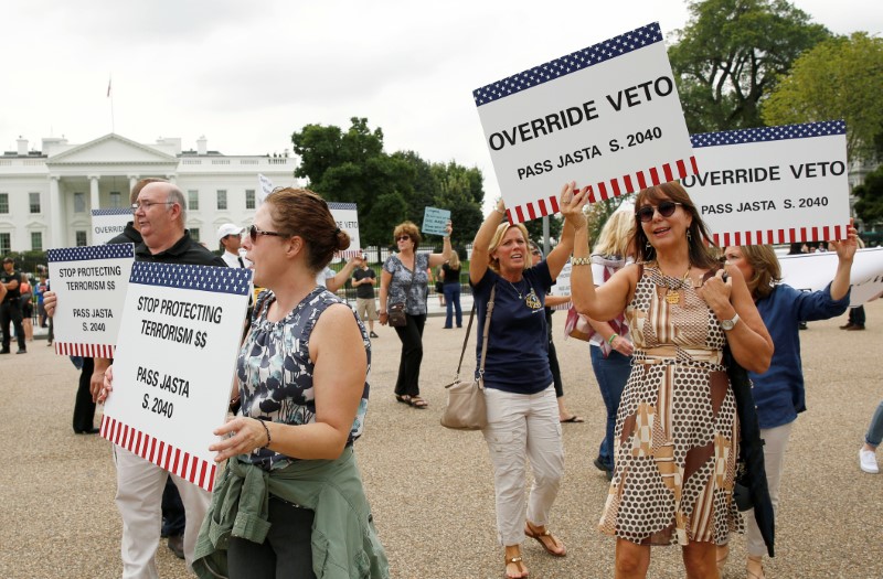 © Reuters. Protesters and family members of 9/11 victims protest in front of the White House regarding President Barack Obama's threatened veto of the Justice Against Sponsors of Terrorism Act (JASTA) in Washington