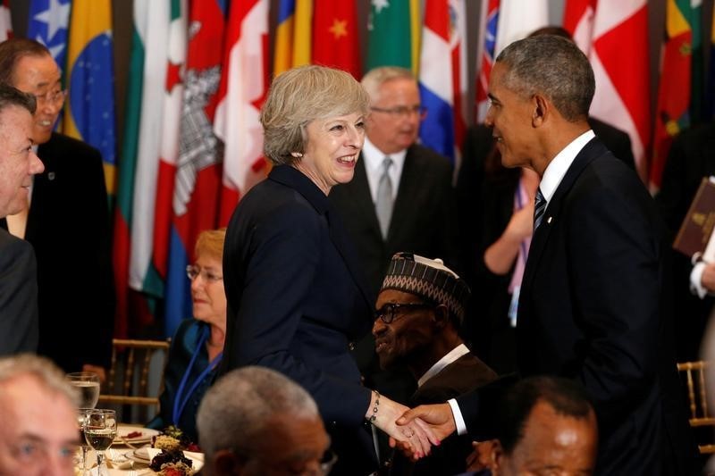 © Reuters. U.S. President Barack Obama (R) greets British Prime Minister Theresa May as he arrives for a luncheon during the United Nations General Assembly at United Nations headquarters in New York City