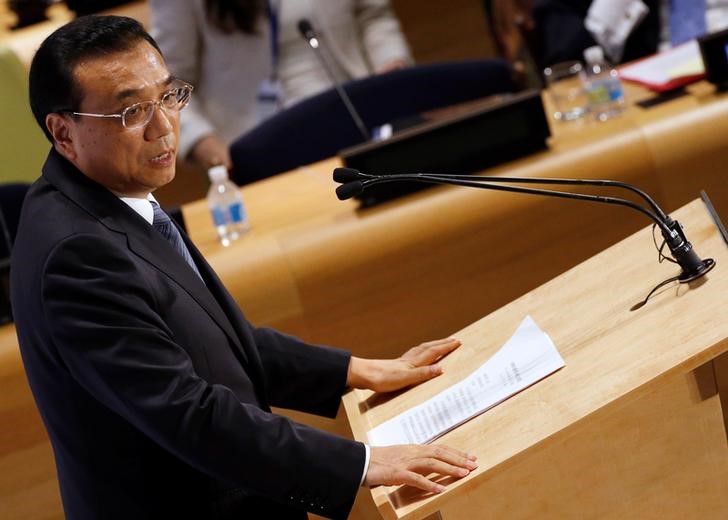 © Reuters. Chinese Premier Li Keqiang speaks during a High Level Leaders meeting on Refugees on the sidelines of the United Nations General Assembly at United Nations headquarters in New York