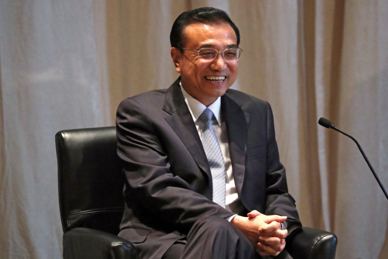 © Reuters. Chinese Premier Li Keqiang delivers remarks during a meeting with former New York City Mayor Bloomberg and U.S. business leaders at the Waldorf Astoria Hotel during the week of the United Nations General Assembly in Manhattan