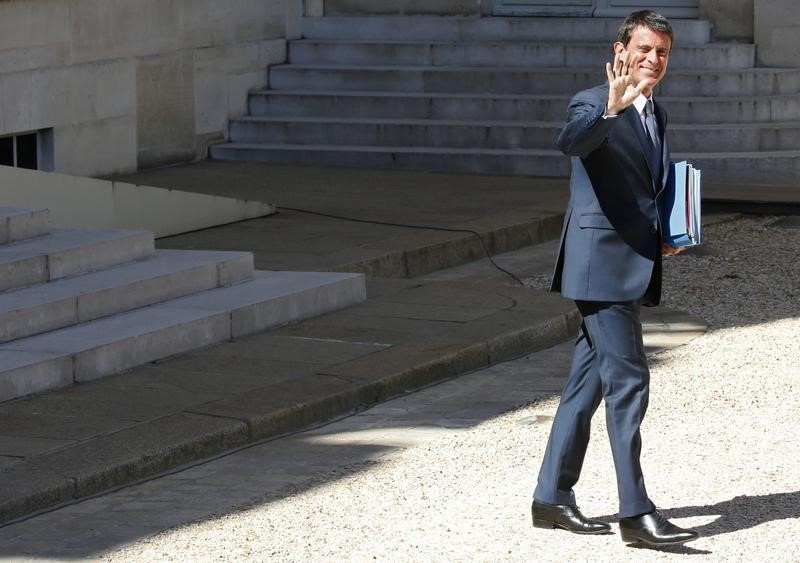 © Reuters. MANUEL VALLS DÉFEND LA SOLIDARITÉ FACE À CEUX QUI FUSTIGENT L'ASSISTANAT