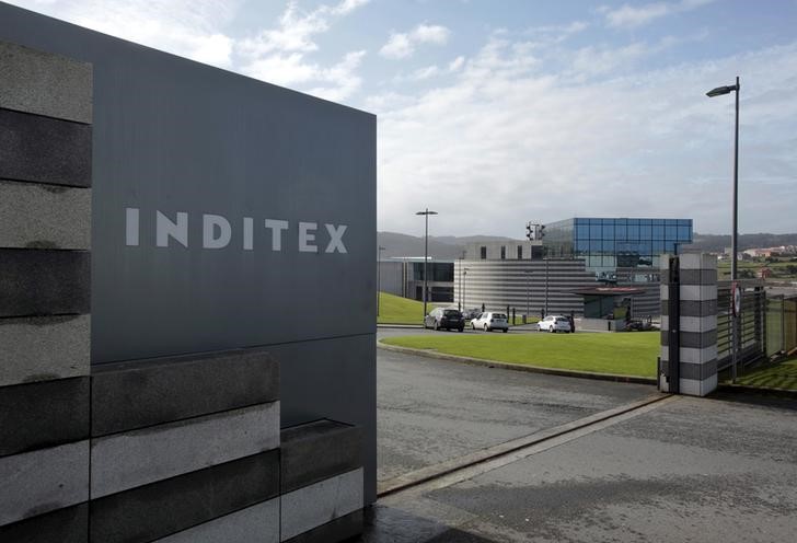 © Reuters. Логотип Inditex у входа на фабрику Zara в Артейхо, Испания