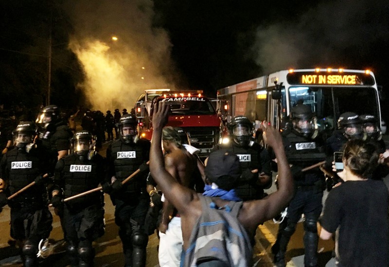 © Reuters. Membros da tropa de choque da polícia vistos durante manifestação em Charlotte, Carolina do Norte