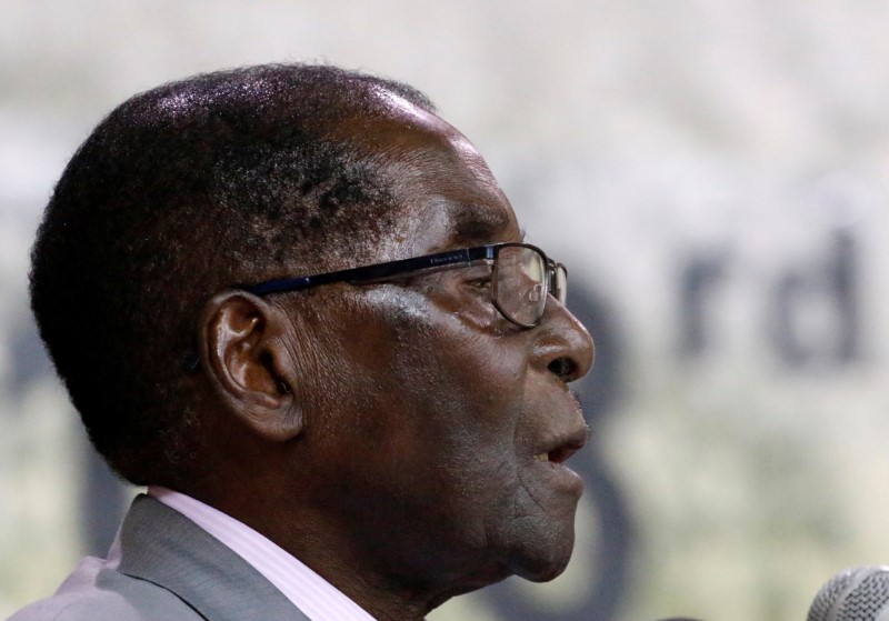 © Reuters. Zimbabwe's President Robert Mugabe addresses the decision making body of his ruling ZANU PF party in Harare