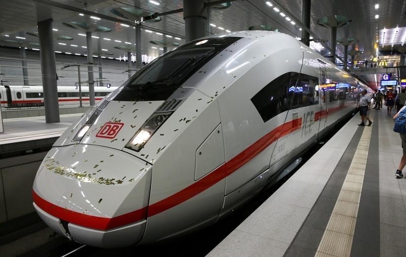 © Reuters. A new ICE 4 high speed train of German railway operator Deutsche Bahn arrives at Hauptbahnhof main railway station during a welcome ceremony in Berlin