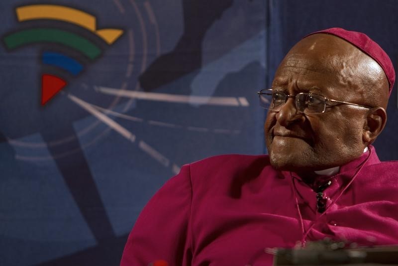© Reuters. Archbishop Emeritus and Nobel Laureate Desmond Tutu pays tribute to Nelson Mandela during a news conference in Cape Town