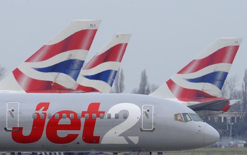 © Reuters. A Jet2 aircraft taxis past British Airways aircraft at Terminal 5 of Heathrow Airport in west London