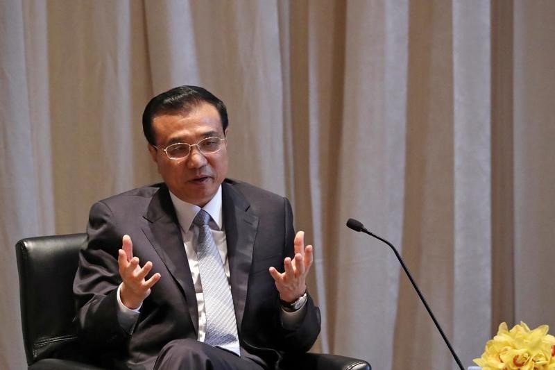 © Reuters. Chinese Premier Li Keqiang delivers remarks during a meeting with former New York City Mayor Bloomberg and U.S. business leaders at the Waldorf Astoria Hotel during the week of the United Nations General Assembly in Manhattan