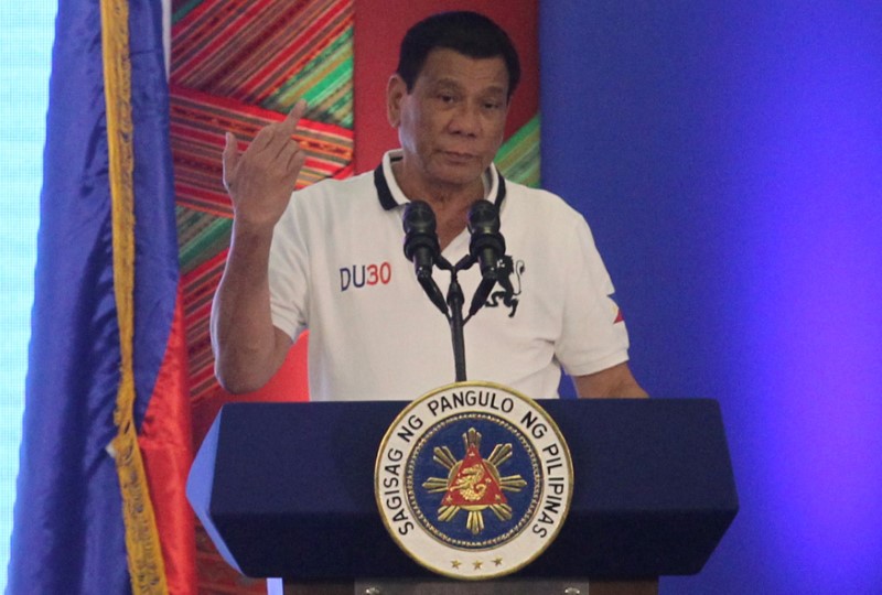 © Reuters. Presidente das Filipinas, Rodrigo Duterte, mostrando dedo médio durante entrevista coletiva em Davao