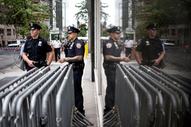 © Reuters. Policiais vistos em Manhattan, Nova York
