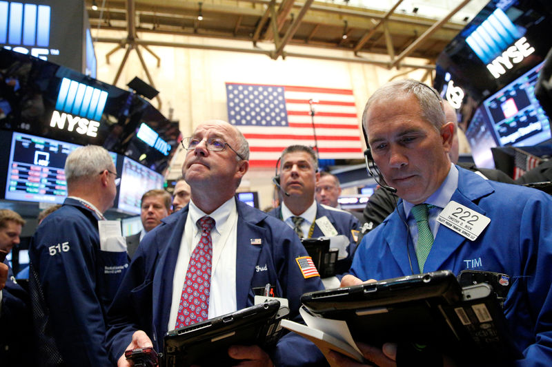 © Reuters. Traders work on the floor of the NYSE