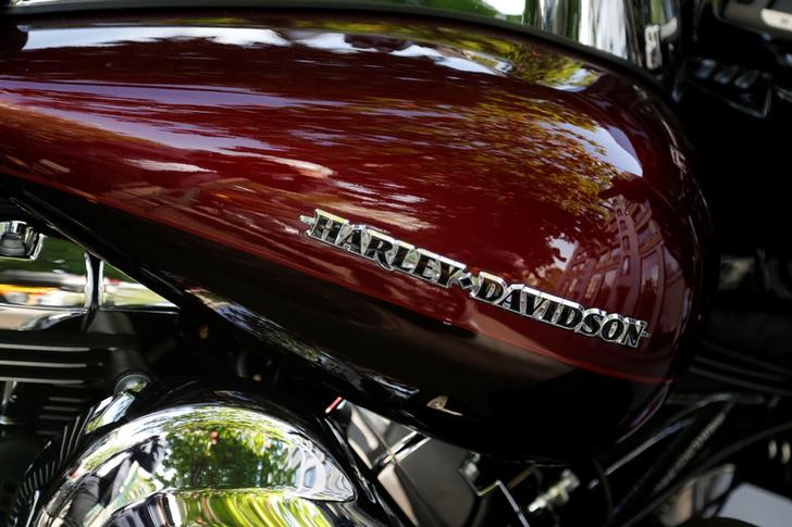 © Reuters. The logo of Harley Davidson company is pictured on a motorcycle in Paris