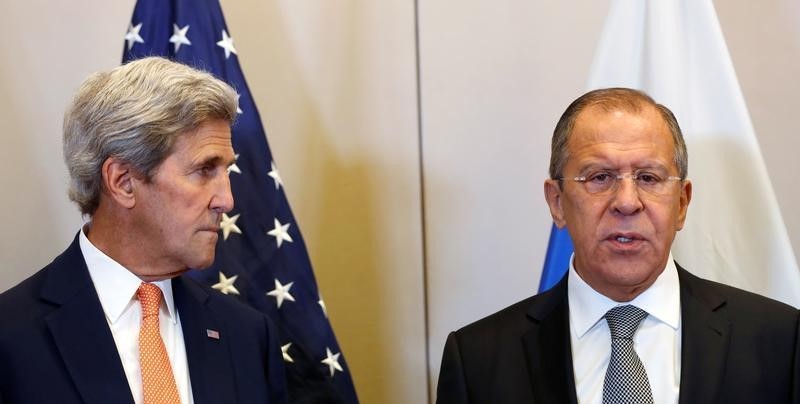 © Reuters. U.S. Secretary of State Kerry and Russian Foreign Minister Lavrov meet in Geneva