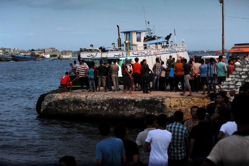 © Reuters. غرق قارب يقل 600 مهاجر قبالة سواحل مصر وانتشال 43 جثة على الأقل