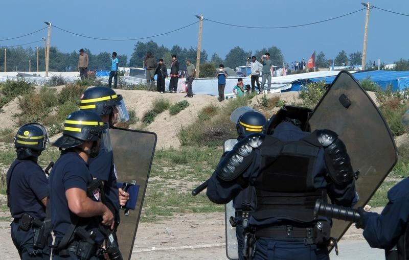 © Reuters. اشتباكات بين الشرطة الفرنسية ومهاجرين قرب ميناء كاليه