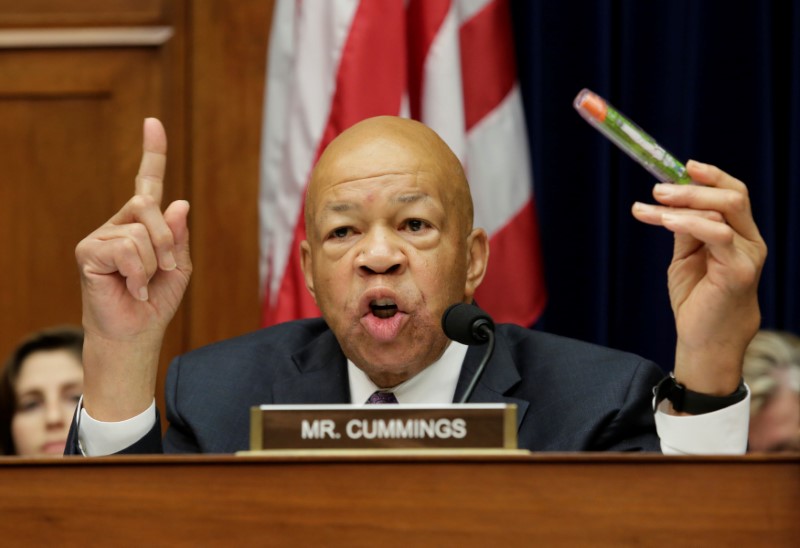 © Reuters. House Oversight and Government Reform Committee ranking member Elijah Cummings (D-MD) holds an EpiPen during the committee hearing on the Rising Price of EpiPens at the Capitol in Washington