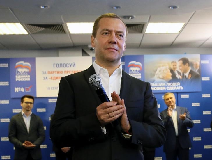 © Reuters. Russian PM and Chairman of United Russia party Medvedev speaks at the party's campaign headquarters following parliamentary election in Moscow
