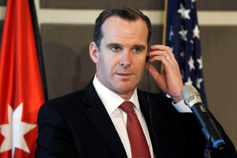 © Reuters. Brett McGurk, the United States' envoy to the coalition against Islamic State, listens to the translation during a news conference in Amman