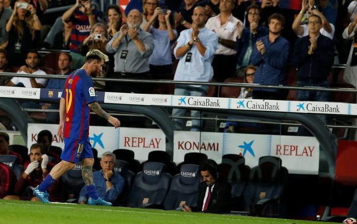 © Reuters. ميسي يخرج مصابا في تعادل برشلونة مع اتليتيكو في دوري اسبانيا