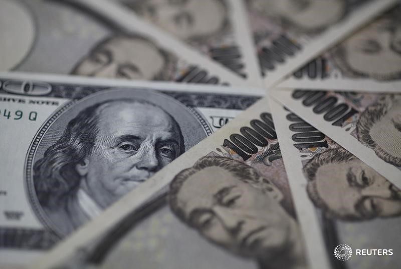 © Reuters. Купюры валют иена и доллар США в Токио