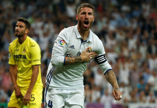 © Reuters. Foto del miércoles del defensor del Real Madrid Sergio Ramos celebrando tras marcarle un gol al Villarreal