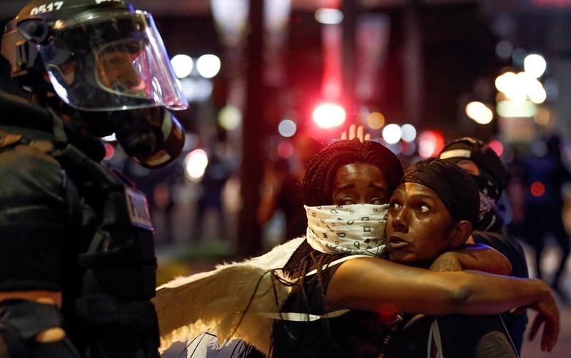 © Reuters. Charlotte declara el estado de emergencia tras segunda noche de disturbios