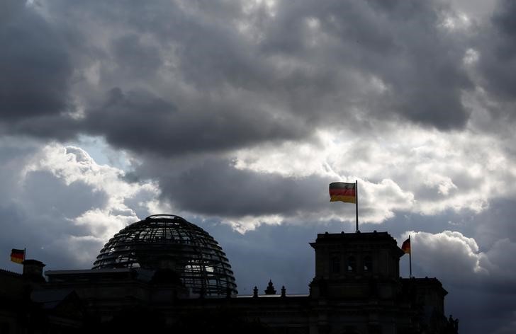 © Reuters. The Reichstag building is silhouetted against a dark cloudy sky in Berlin