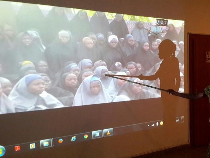 © Reuters. A student who escaped when Boko Haram rebels stormed a school and abducted schoolgirls, identifies her schoolmates from a video released by the Islamist rebel group at the Government House in Maiduguri