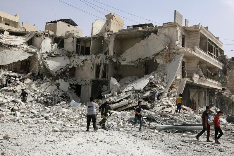 © Reuters. المرصد ومعارضون: طائرات حربية تقصف مناطق للمعارضة في حلب