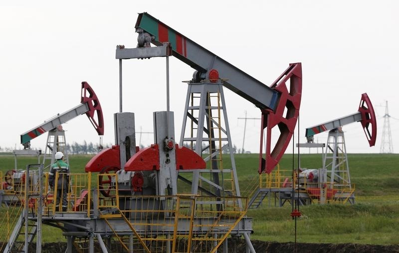 © Reuters. Pump jacks pump oil at oil field Buzovyazovskoye owned by Bashneft company, north of Ufa