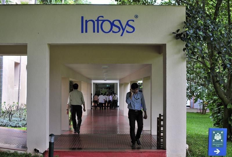 © Reuters. Employees walk along a corridor in the Infosys campus in Bangalore