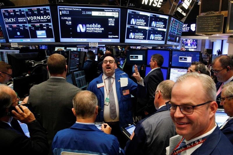 © Reuters. Floor governor Giacchi gives a price for Noble Midstream Partners LP, during the company's IPO on the floor of the New York Stock Exchange (NYSE) in New York