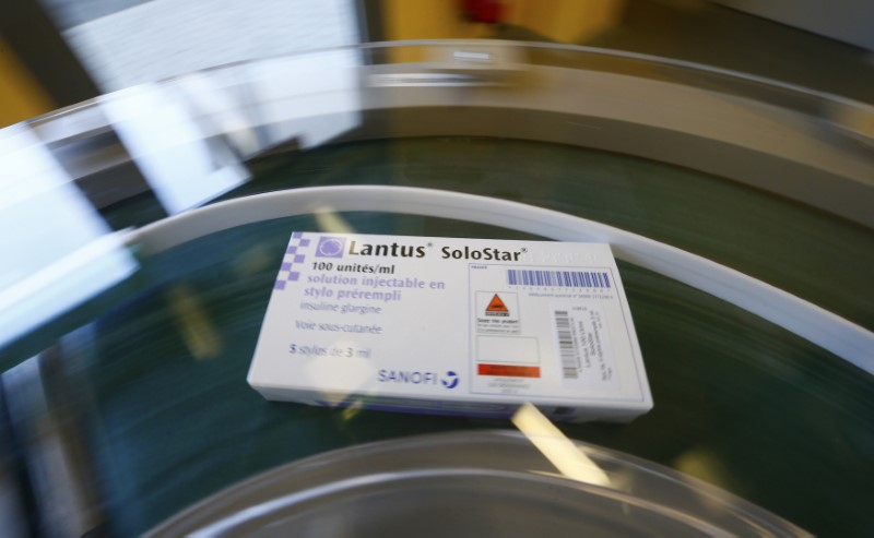© Reuters. Packet of diabetes drug Lantus SoloStar passes along the production line at a manufacturing site of French drugmaker Sanofi in Frankfurt