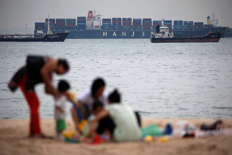 © Reuters. Hanjin Rome lies stranded in Singapore waters